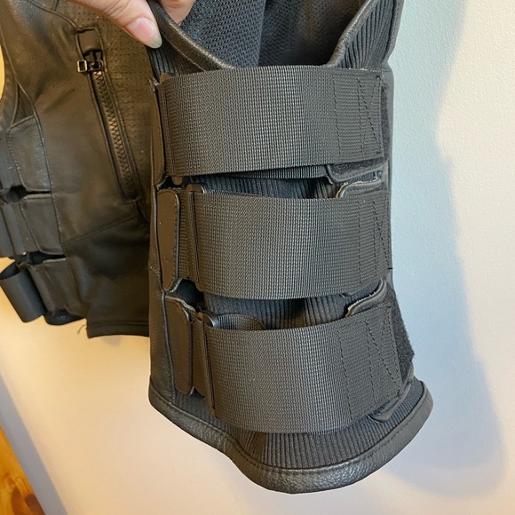 ICON-D30 Regulator Motorcycle Vest
Men’s-  S/M leather - Picture 3 of 6